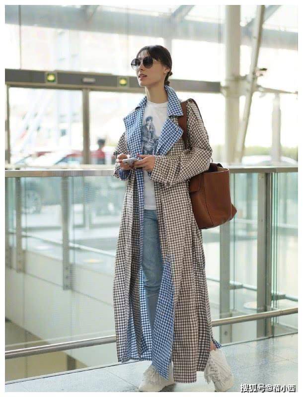 颜色 梁洛施终于换了风格！穿白色西装配绿色半身裙，比阔太还更优雅