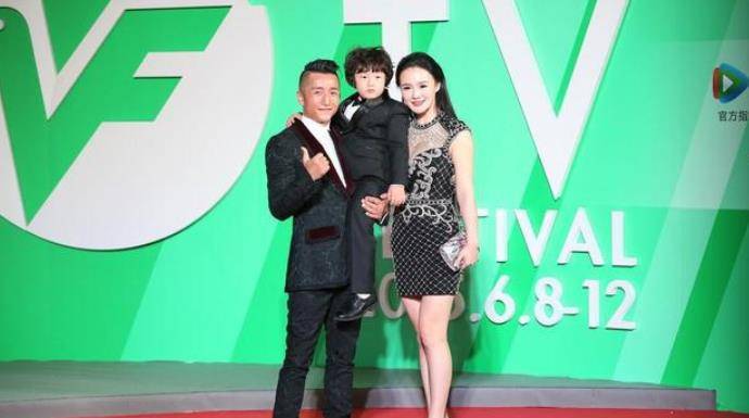 设计 冉莹颖被宠出“幸福肥”,但微胖身材也有看点,紧身裙穿出饱满感