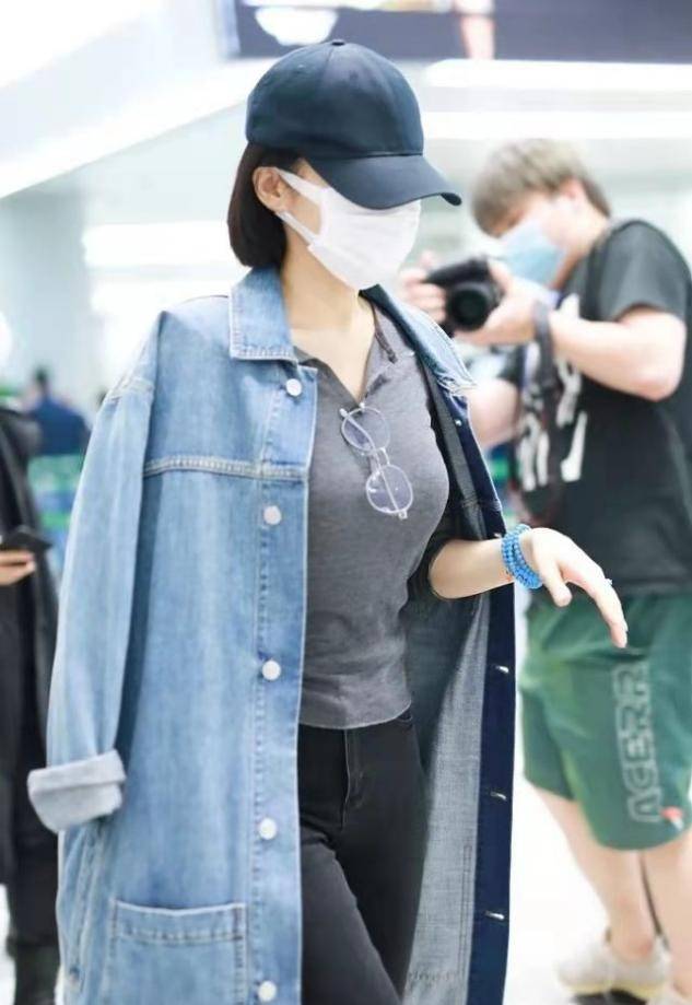 设计 纯欲风算是被许晴玩明白了!一身牛仔看似休闲,针织小衫才是关键