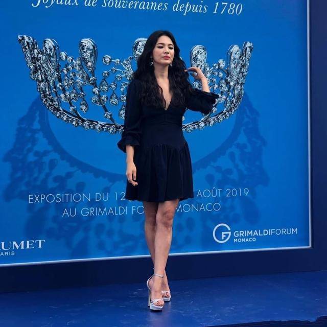 耳坠 37岁宋慧乔再度高调，穿“开胃裙”大秀事业线，但腿上细节太显龄