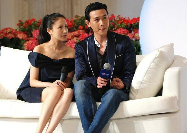 鲍蕾 陆毅夫妻同框亮相，鲍蕾穿小黑裙配老公的黑西装，大秀恩爱好甜蜜