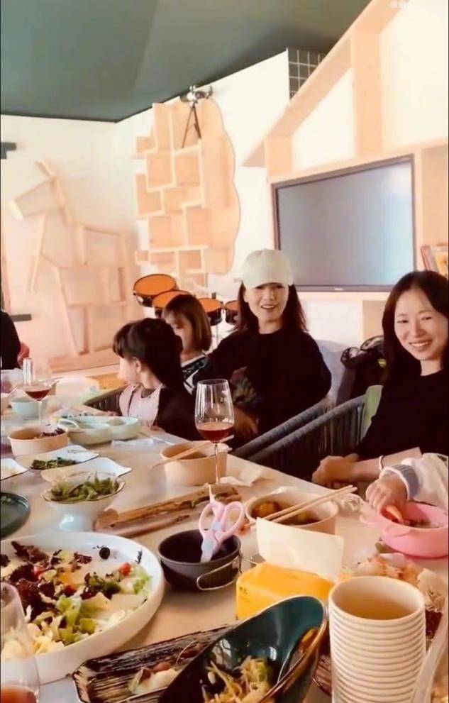 大气 高圆圆带娃参加聚会,2岁女儿太像爸,江一燕素颜曝光秒变小老太