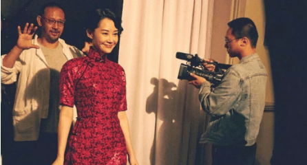 绮丽 52岁许晴现身活动引惊呼!穿黑色礼服大秀事业线,眼神魅惑太风情