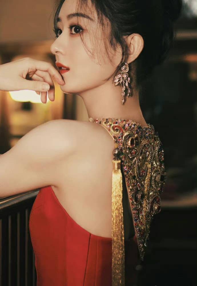 赵丽颖 赵丽颖又惊艳了时光，红裙曼姿高贵优雅，护背复古装饰充满异域风
