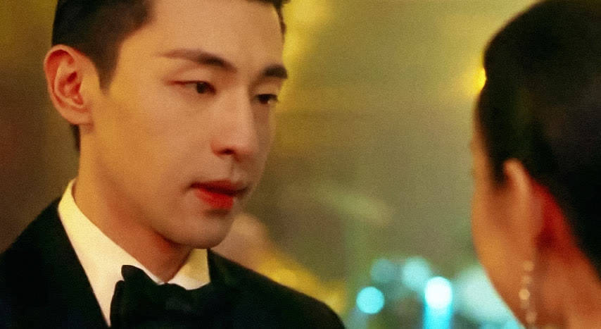 因为|倪妮新片首发预告，搭档邓伦上演“跨时空”爱恋，大街上深情拥吻