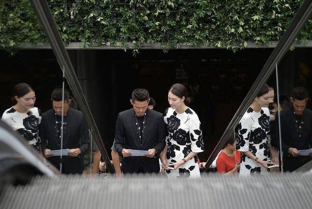 整体 谢杏芳林丹合体亮相,1米78穿短裙秀长腿,两口子一黑一白挺登对裙装裤装西服