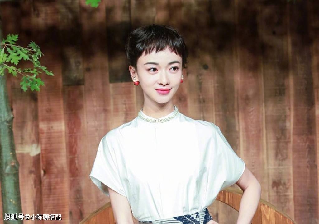 奥黛丽赫本别人在逆袭变美，她却把从“公主感”到土气的造型雷区全踩了一遍