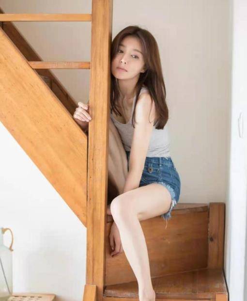 秦岚越 41岁秦岚越活像少女，穿小背心配蓝色短裤，打造国民初恋形象