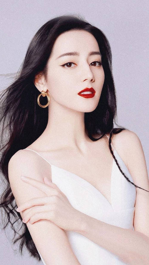 活动 “完颜女神”热巴参加活动,颜值身材双满分,裙子上镶满了钻石