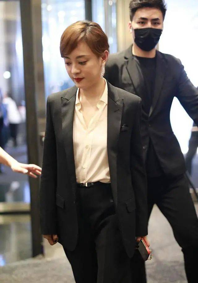 一身 孙俪又剪耳上短发,配一身黑西装出席活动,男相十足脸好长