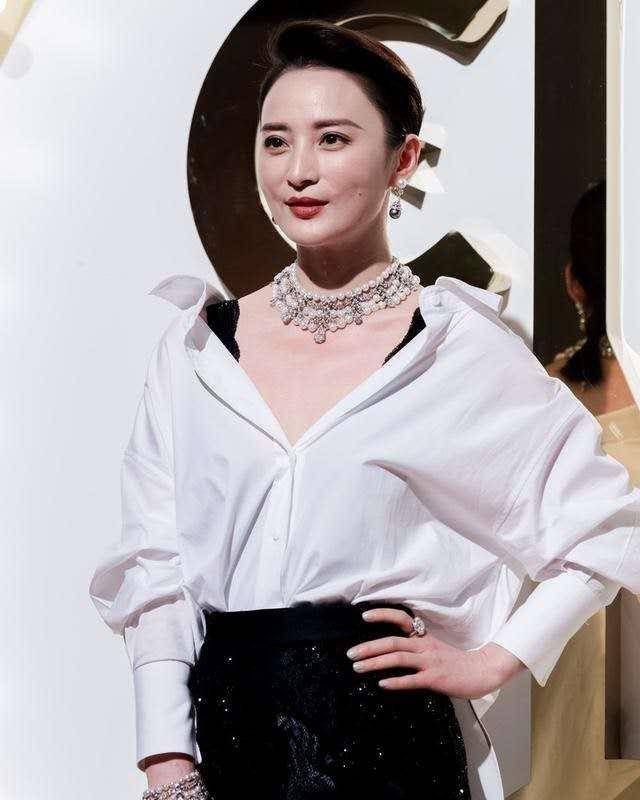 领口处 蒋勤勤放飞自我,穿那么紧的蕾丝裙就算了,胸前还扯三个洞看不懂