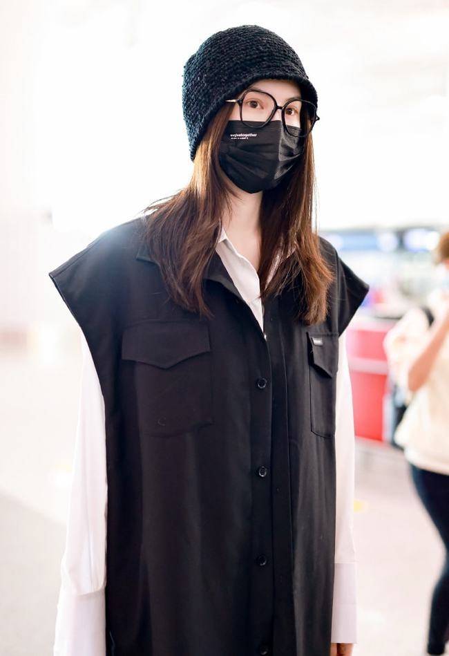 麻袋 超模何穗走机场超有范,身穿黑色长衫像披“麻袋”,果然有颜任性内搭打底衫西