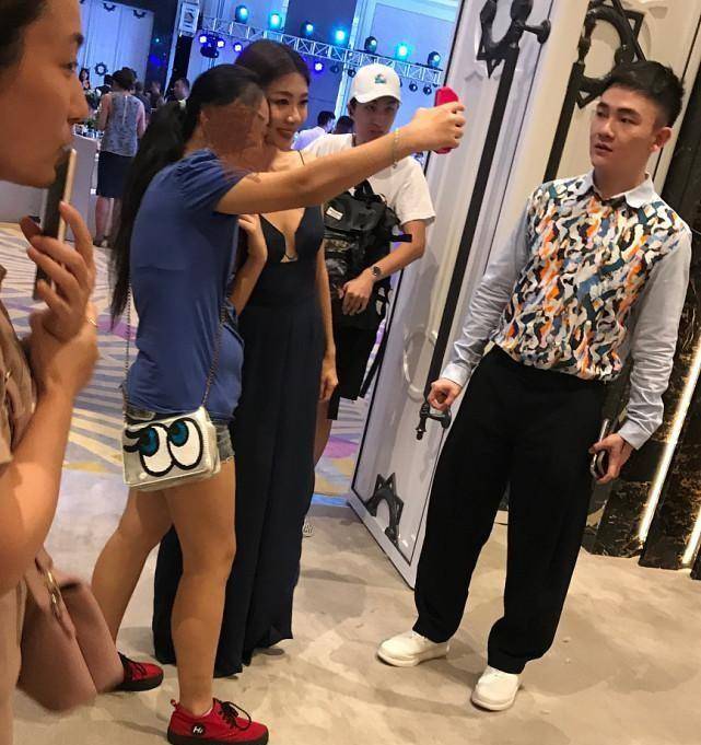 身材 郑恺前女友真不是一般人，穿吊带裙领子开口真撩人，幸亏气质够好