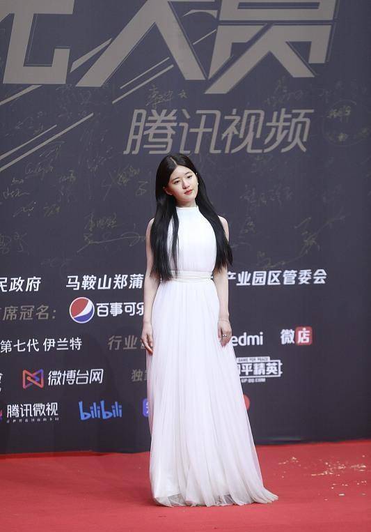 设计 赵露思太厉害了,穿上温柔的纱裙,溜肩秒变“直角肩”