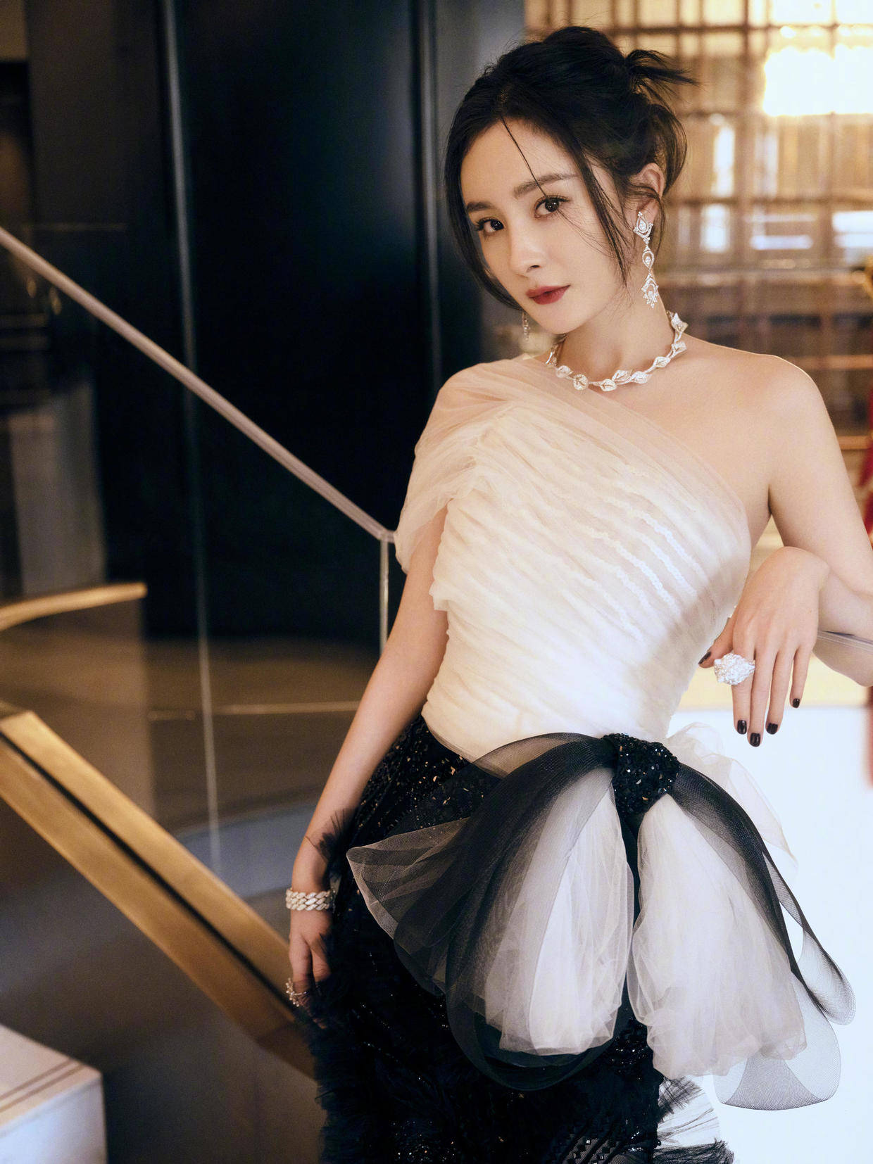 廓形 杨幂这身材也太美了,穿白色高开叉长裙秀美腿,P图都不敢这么P