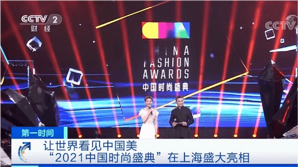 龙洋 龙洋接棒董卿主持太成功！穿蕾丝长裙闪耀全场，面对董卿都不逊色