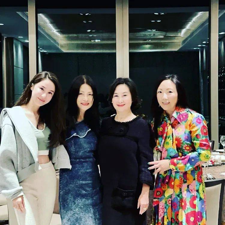 黑色 何超琼素颜凹陷苍老，但穿碎花裙踩高跟鞋，气质一下就高贵起来！