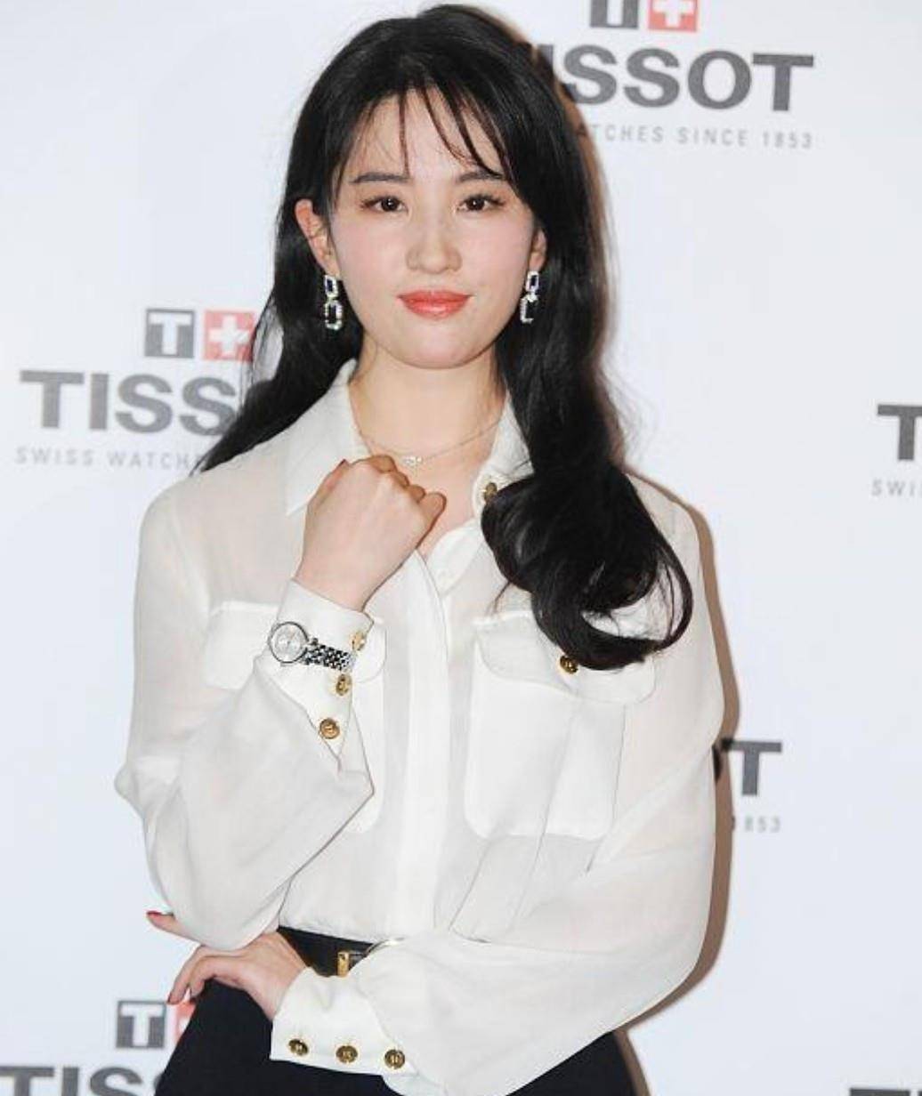 黑色 刘亦菲化身职场女强人，穿白色衬衫配阔腿裤，打造霸道总裁范