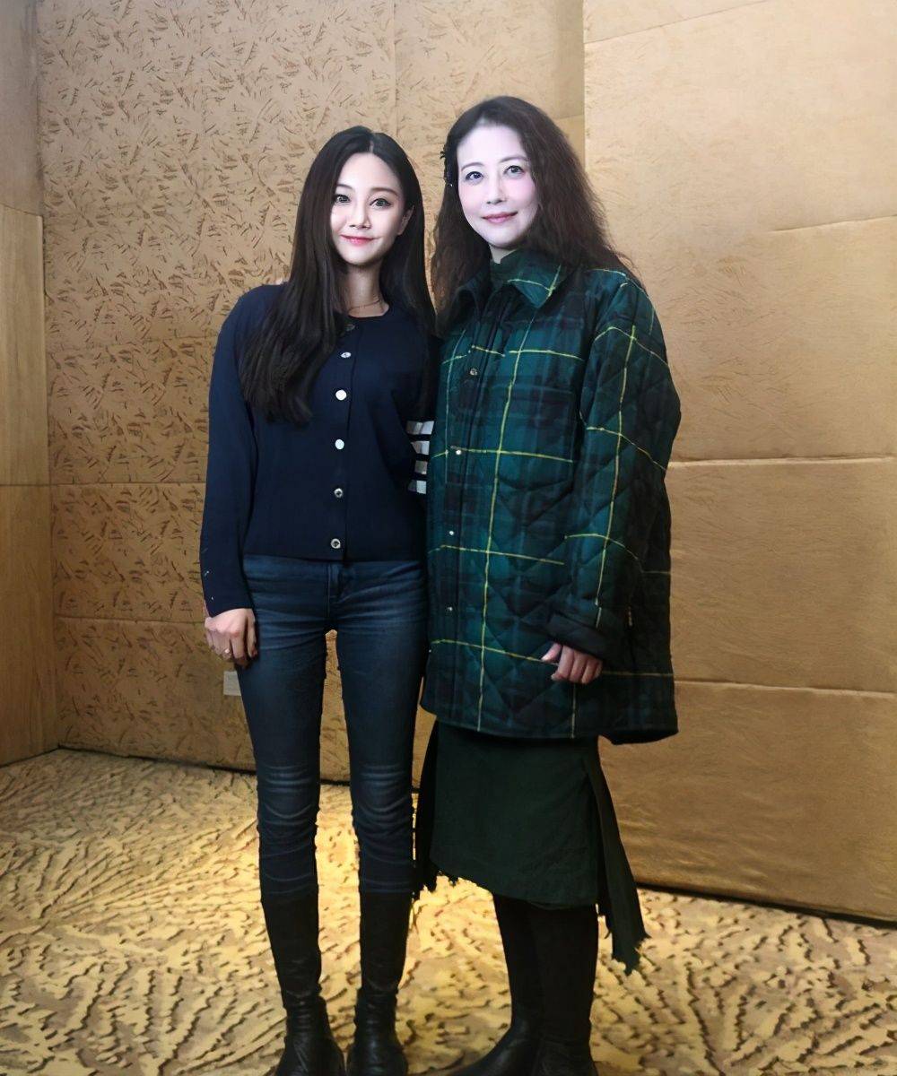 显得周海媚真实出镜，脸发福难掩容颜衰老，但比很多老人都年轻漂亮！