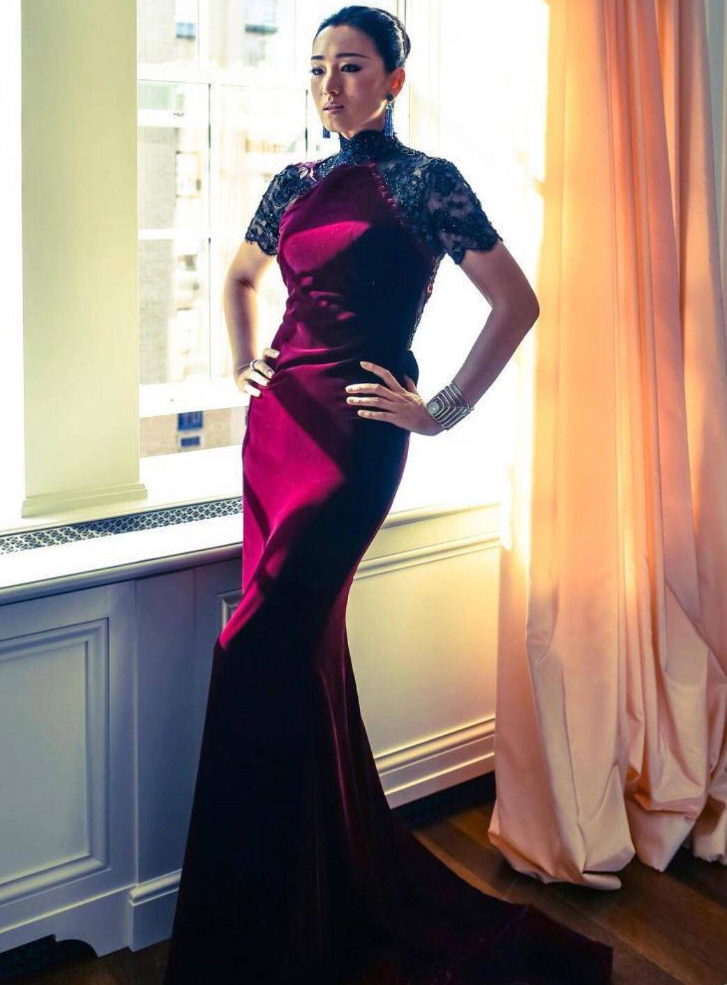 线条美 巩俐不愧是“旗袍美人”,她将旗袍穿出了中国女性的古典韵味儿