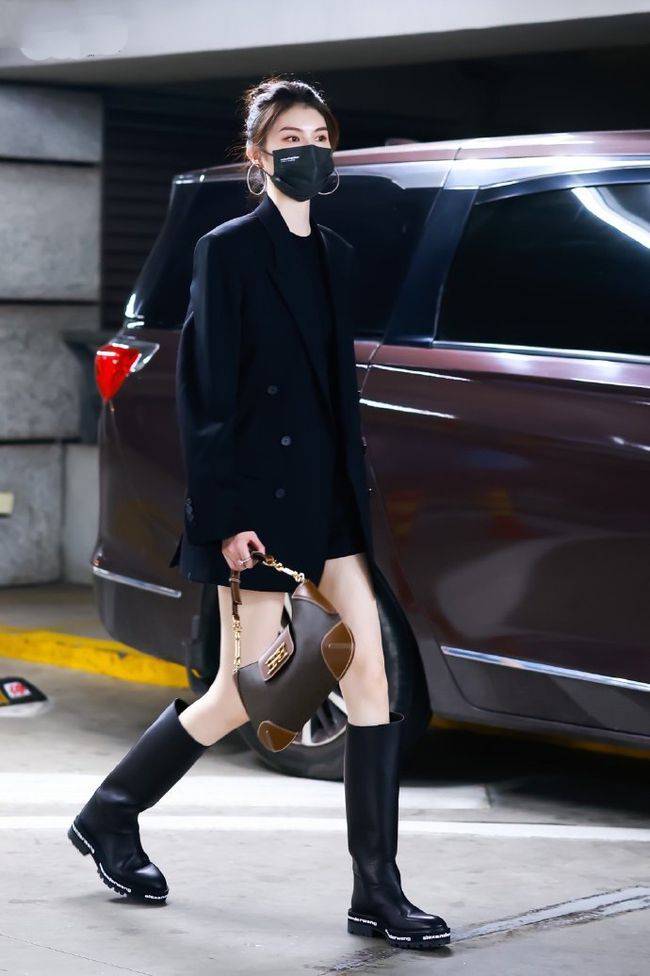 麻袋 超模何穗走机场超有范,身穿黑色长衫像披“麻袋”,果然有颜任性内搭打底衫西