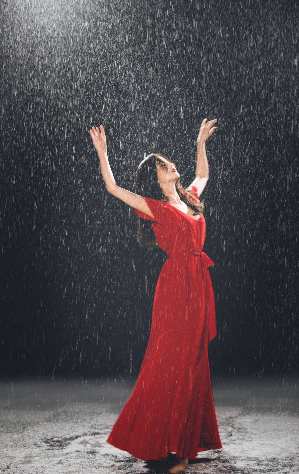 佟丽娅 佟丽娅越穿越大胆了，这次“高开叉”造型真独特，身材好就是任性