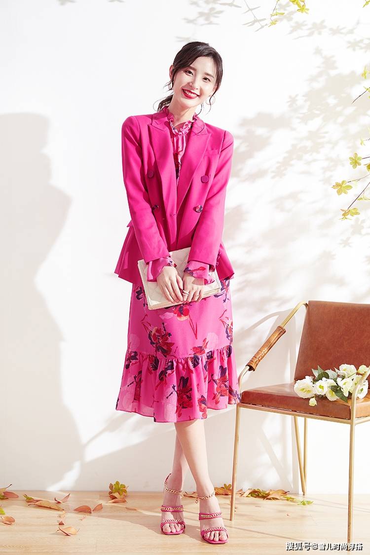 美得 早秋外套里搭配印花裙瞬间就很出彩，美得轻轻松松，赢得毫不在意