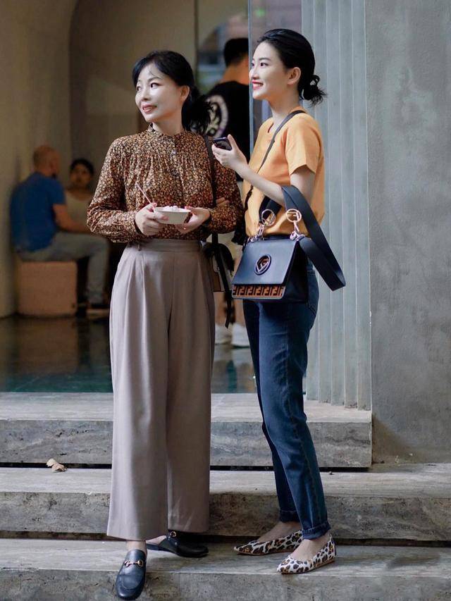 尖头 年过50的女人，建议少穿高跟鞋！今秋流行这4双鞋，舒适显高真美