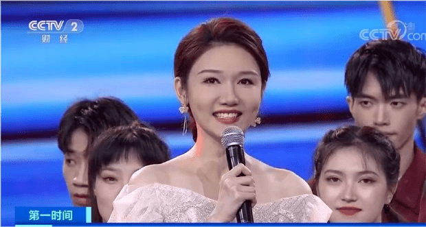 龙洋 龙洋接棒董卿主持太成功！穿蕾丝长裙闪耀全场，面对董卿都不逊色