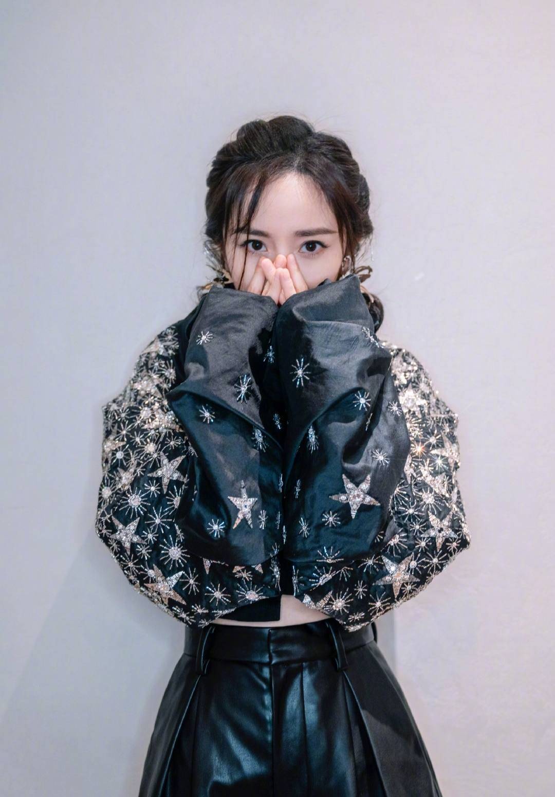 灯笼 被杨幂气质折服，穿小背心配“袖套”都好美，扎灯笼辫像18岁少女