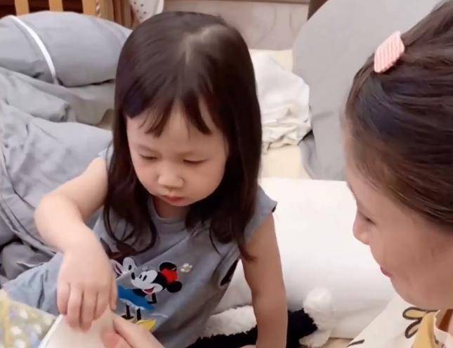 智商|广东妈妈陪女儿,看电视偷吃零食,女儿突然转头差点露馅