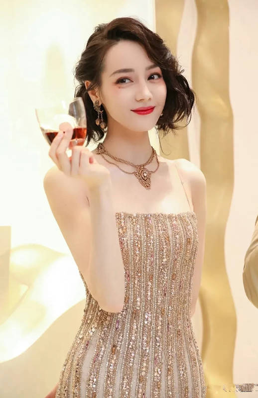 活动 “完颜女神”热巴参加活动,颜值身材双满分,裙子上镶满了钻石