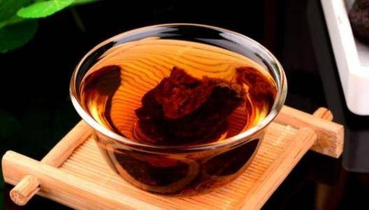 黄精泡水黄精可以泡茶,有提神醒脑,滋补脾肾,缓解疲劳的作用,适用于