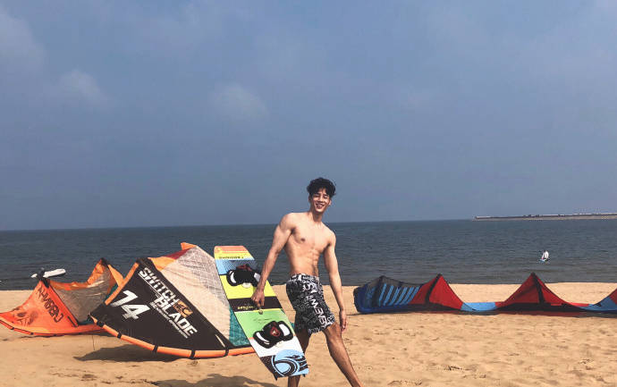 是演員也是運動達人，八塊腹肌加持，誰抵擋得住這種型男的誘惑？ 健身減肥達人 第17张