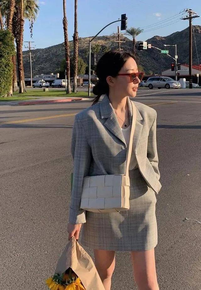 设计 秋冬出镜率超高的西装款，时髦又气质，出街必备裤装短裙连衣裙_网易订阅