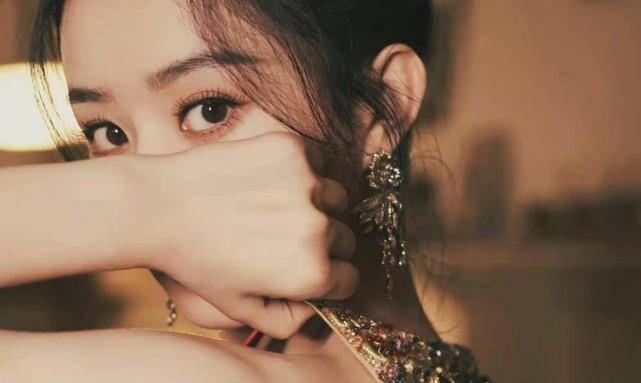 元素 赵丽颖风格转化得太大！穿西装干练飒气女强人，如今优雅得好精致