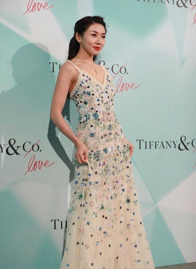 身材 郑恺前女友真不是一般人，穿吊带裙领子开口真撩人，幸亏气质够好