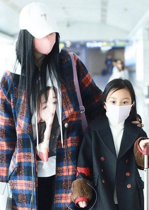 家长 李小璐携女儿现身机场,甜馨穿风衣像小大人,打扮得比妈妈还抢镜