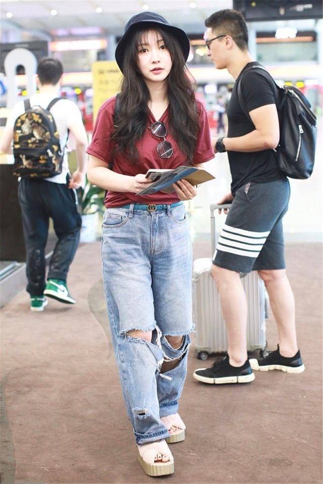 计划 39岁柳岩可真嫩，穿短款T恤+破洞牛仔裤少女感满满，直接重返18岁