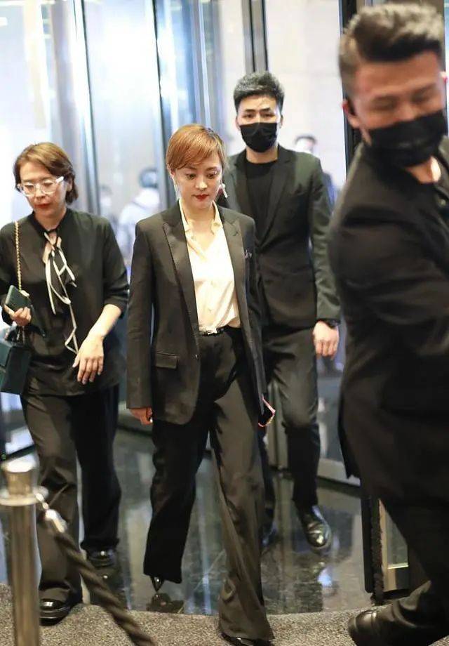 一身 孙俪又剪耳上短发,配一身黑西装出席活动,男相十足脸好长