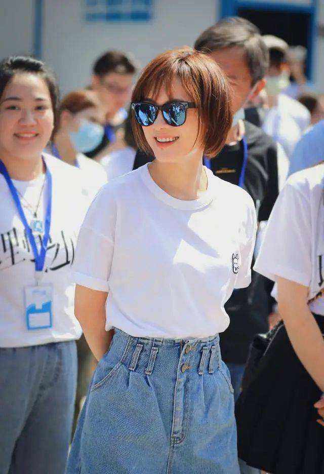 一身 孙俪又剪耳上短发,配一身黑西装出席活动,男相十足脸好长