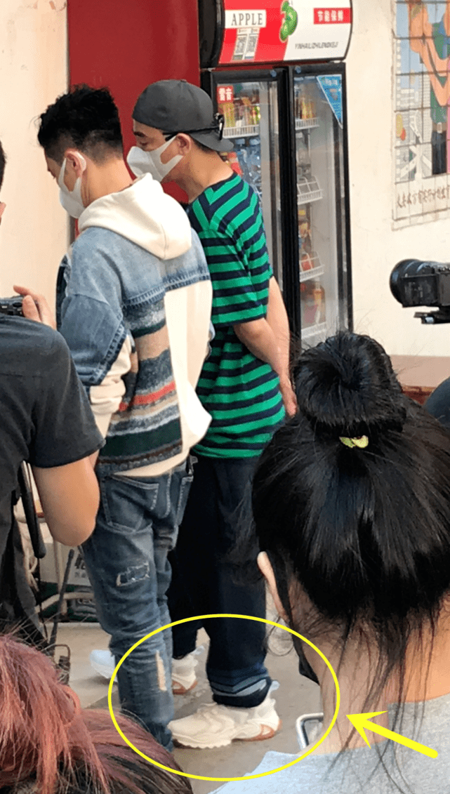 生活 陈小春上脚被网友偷偷拍到啦！还有隐藏款"特殊鞋盒"？？？