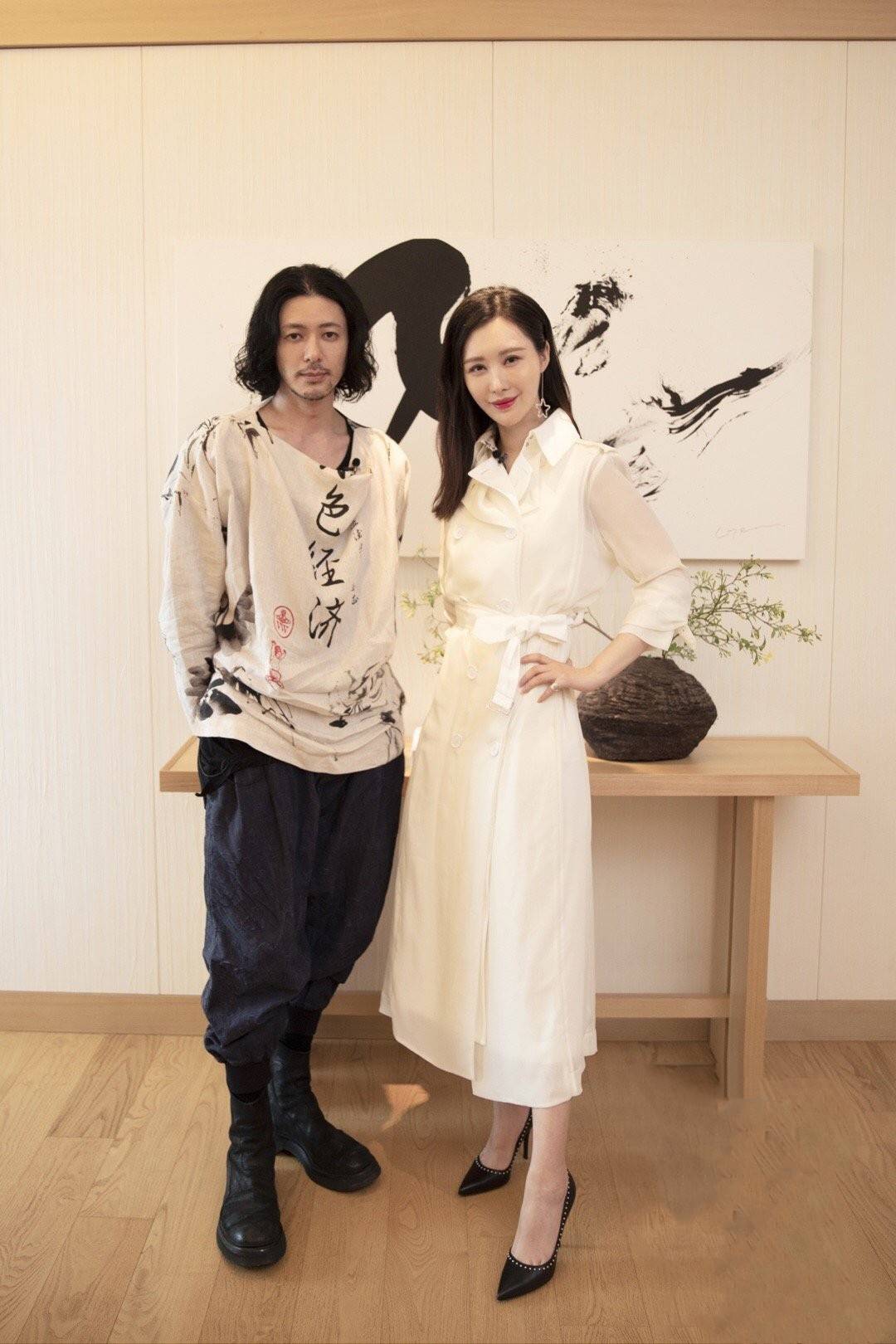 田朴珺 田朴珺不愧是地产大亨的太太，出席活动鞋上镶钻，配白裙知性高级