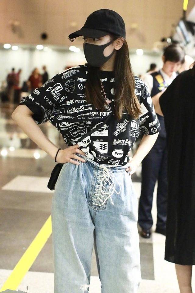迪丽热巴 迪丽热巴现身机场,印花T恤+牛仔裤化身酷girl,裤腿卷起好随性
