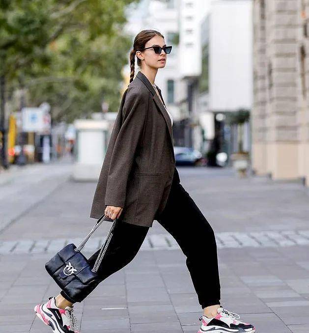 感觉 想要穿出新鲜感，今年的秋装，可以考虑一下慢跑裤