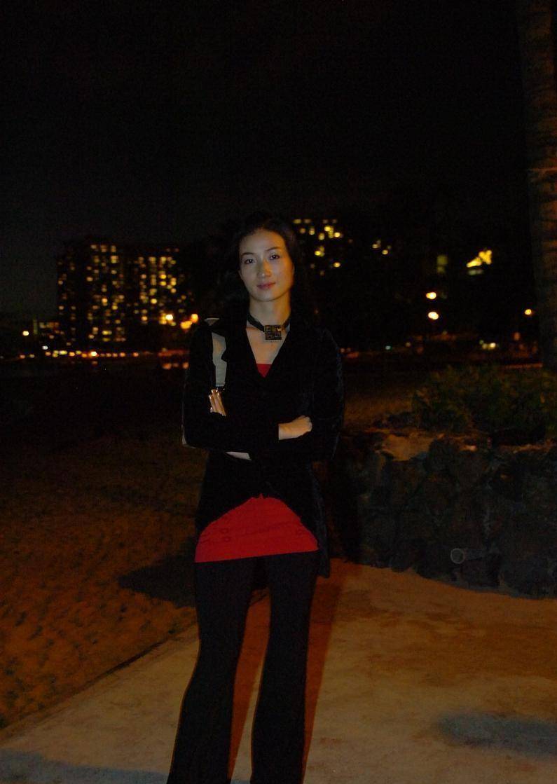 羽毛 李赛凤挺大岁数了还这么招摇，把彩色羽毛戴头上，但没啥违和感