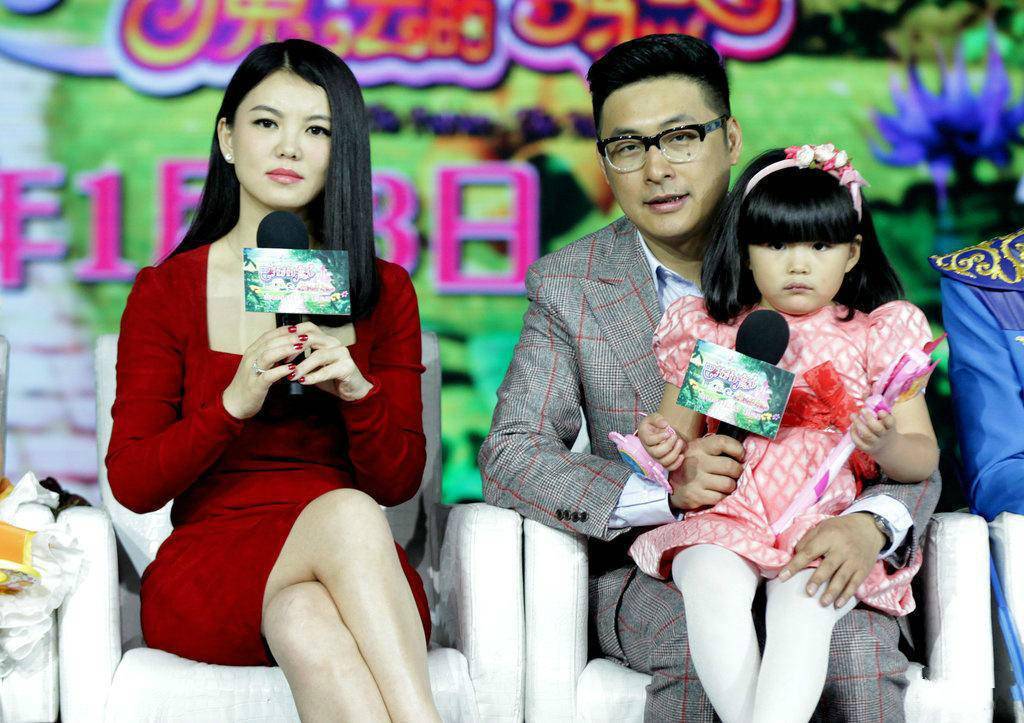 王岳伦|43岁李湘被曝怀二胎，素颜现身医院一脸落寞，王岳伦却没陪同