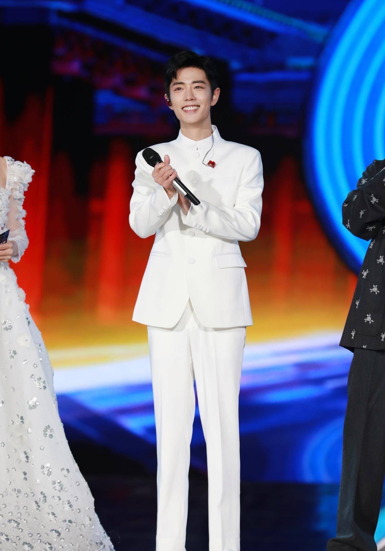 电影|肖战参加《成龙国际动作电影周》闭幕与成龙合唱歌曲《中华力量》