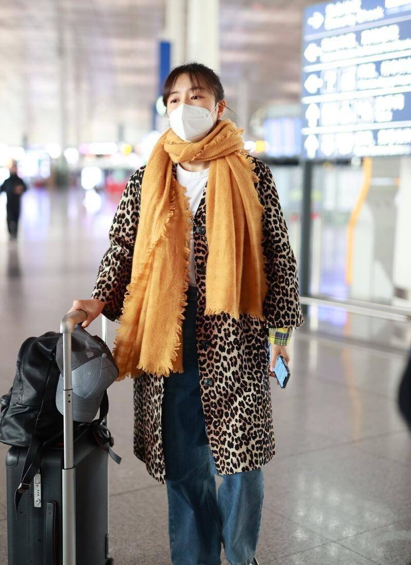 黑色 张静初穿得跟“刚进城”似的,但气质却很高级,混搭的造型也很美