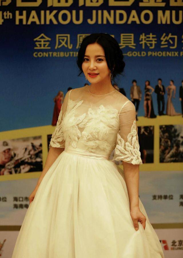 大气 陶红真是个有品位的女人!身穿白色蓬蓬裙雍容华丽,女人味十足